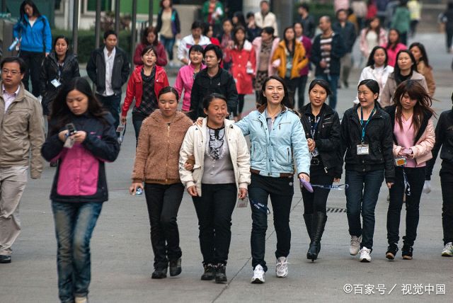 实拍流水线打工妹搬家,行李少得可怜,一个厂到另一个厂瞬间完成